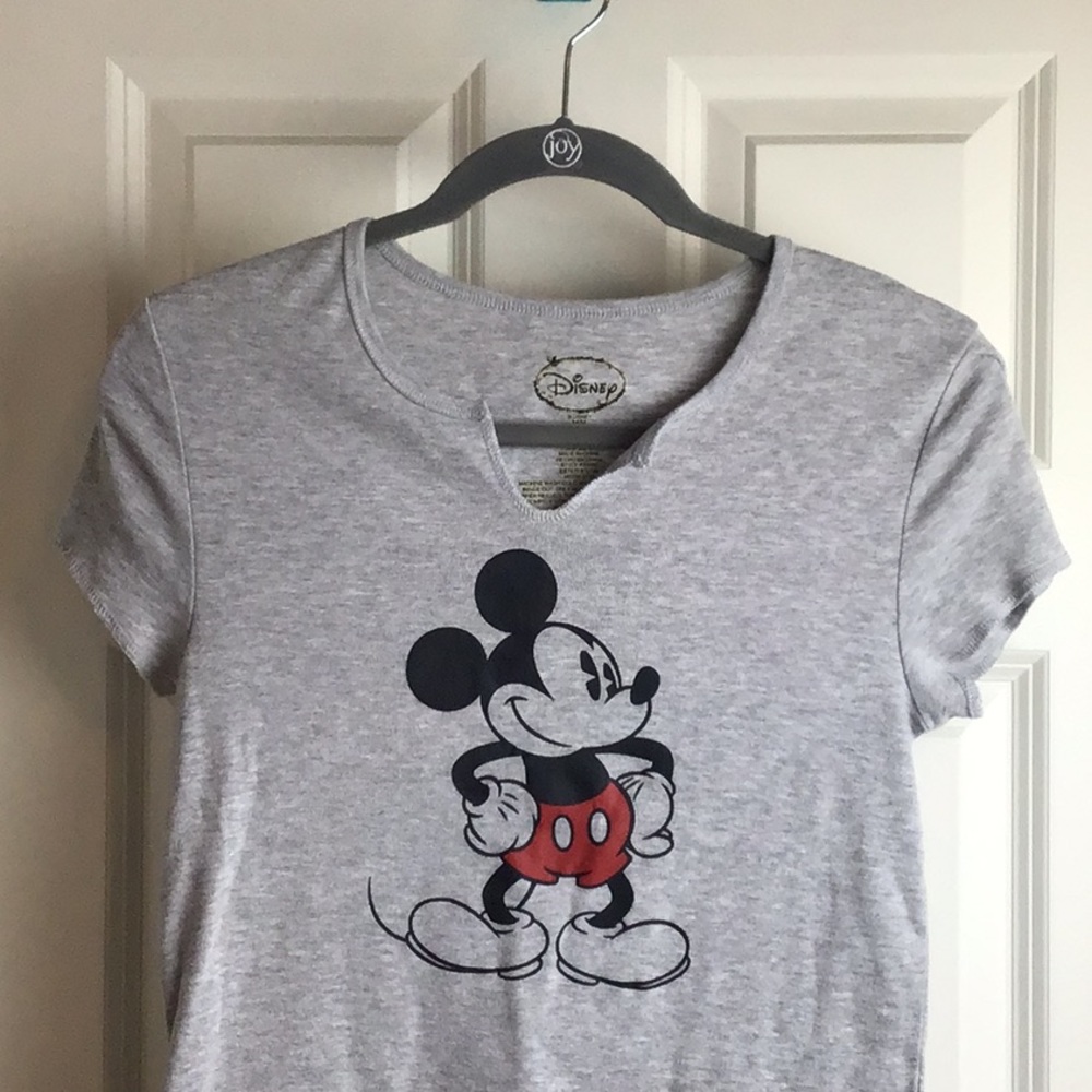 Disney 🏰 Mickey Mouse T-shirt, 32” bust